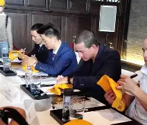 好评如潮：专家盛赞双方精彩表现与激烈对抗！